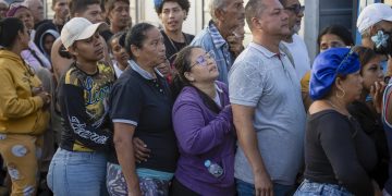 Afectados por los terremotos de La Guaria, el estado más afectado, hacen fila para recibir alimentos.