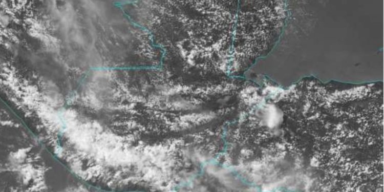 La depresión tropical TWO-E en el océano Pacífico, causa inestabilidad atmosférica en el país.