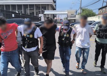Los tres hombres fueron detenidos cuando recogían un paquete que simulaba contener 3 mil 250 quetzales producto de una extorsión.