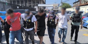 Los tres hombres fueron detenidos cuando recogían un paquete que simulaba contener 3 mil 250 quetzales producto de una extorsión.