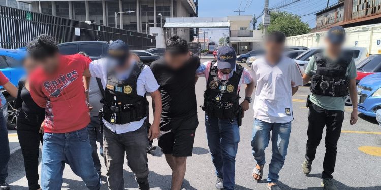 Los tres hombres fueron detenidos cuando recogían un paquete que simulaba contener 3 mil 250 quetzales producto de una extorsión.