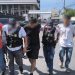 Los tres hombres fueron detenidos cuando recogían un paquete que simulaba contener 3 mil 250 quetzales producto de una extorsión.
