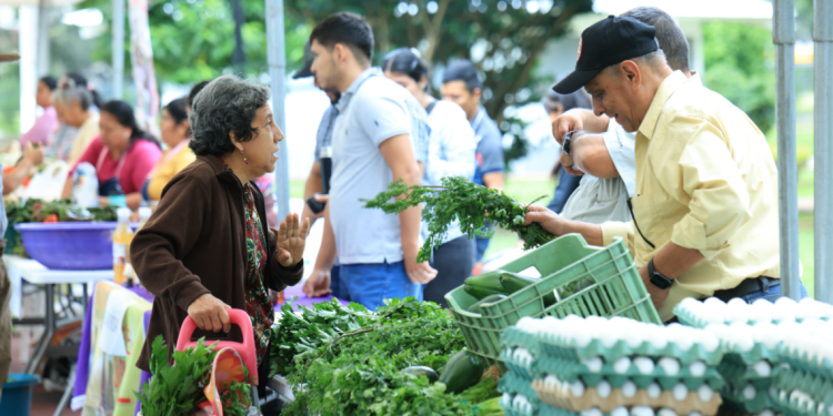 En la Feria del Agricultur se pueden comprar productos frescos directamente del productor, a precios accesibles.