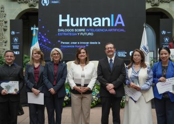 Vicepresidenta aborda el uso de la IA junto a la Senacyt. (Foto: Vicepresidenta)