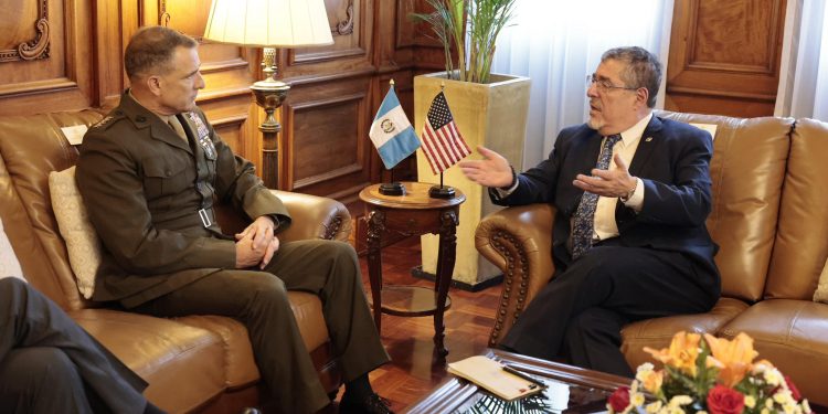 Presidente se reúne con el jefe del Comando Sur de los Estados Unidos