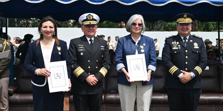 El Estado Mayor de la Defensa Nacional condecoró a la secretaría de Conred. (Foto: Mindef)