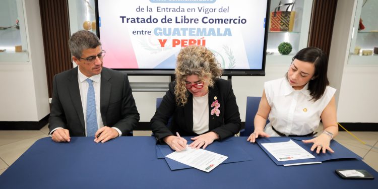 Guatemala y Perú celebran la entrada en vigor del Tratado de Libre Comercio
