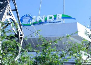 Personal del INDE trabaja en el restablecimiento completo del servicio eléctrico en las áreas que aún permanecen sin electricidad.