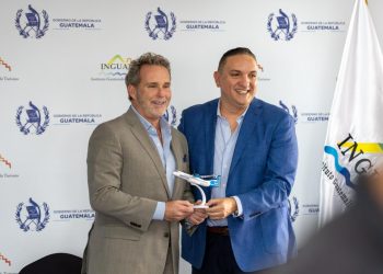 El director del Inguat, Harris Whitbeck, y el representante de TagAirlines, durante la presentación de la nueva ruta aérea.