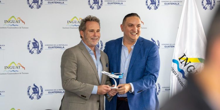 El director del Inguat, Harris Whitbeck, y el representante de TagAirlines, durante la presentación de la nueva ruta aérea.