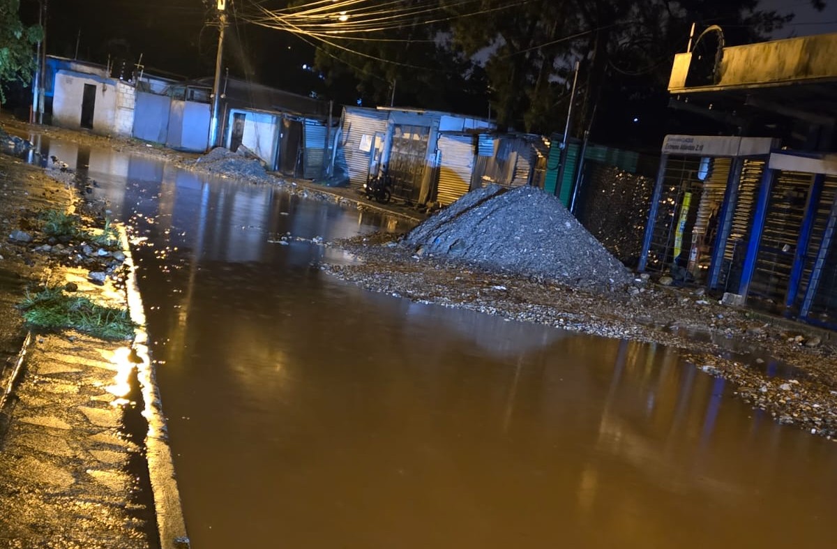Las lluvias causaron inundación en un sector de la colonia Atlántida, zona 18.
