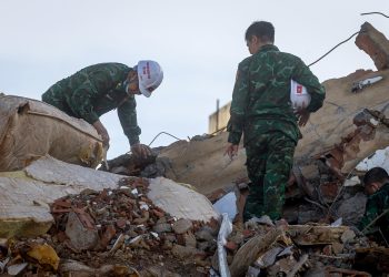 Rescatistas de Vietnam participan en la búsqueda de supervivientes en La Guaira, por el doble terremoto en Venezuela.
