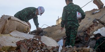 Rescatistas de Vietnam participan en la búsqueda de supervivientes en La Guaira, por el doble terremoto en Venezuela.