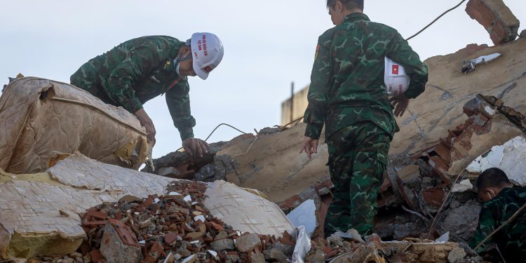 Rescatistas de Vietnam participan en la búsqueda de supervivientes en La Guaira, por el doble terremoto en Venezuela.
