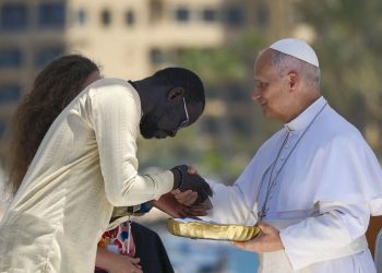 El papa León XIV recibe un obsequio de un migrante, durante un acto en Canarias, España.