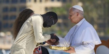 El papa León XIV recibe un obsequio de un migrante, durante un acto en Canarias, España.