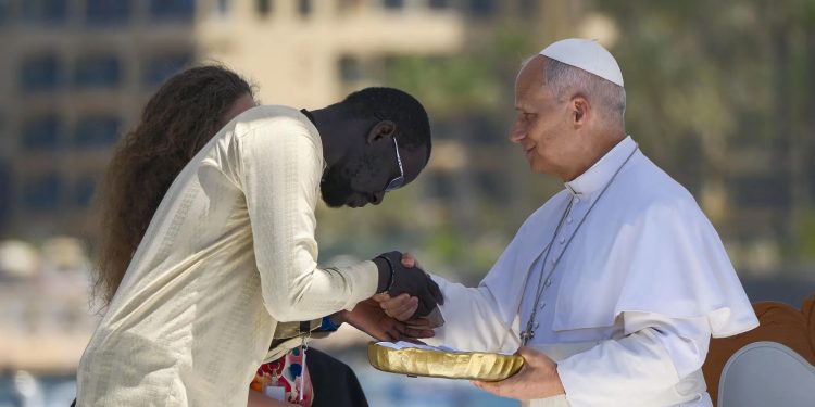 El papa León XIV recibe un obsequio de un migrante, durante un acto en Canarias, España.