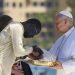 El papa León XIV recibe un obsequio de un migrante, durante un acto en Canarias, España.