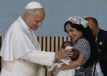 El papa León XIV bendice a los gemelos de una migrante latinoamericana que llegó embarazada y sin recursos a Canarias, España. /Foto: EFE