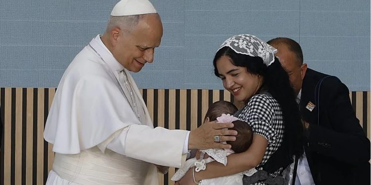 El papa León XIV bendice a los gemelos de una migrante latinoamericana que llegó embarazada y sin recursos a Canarias, España. /Foto: EFE