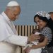 El papa León XIV bendice a los gemelos de una migrante latinoamericana que llegó embarazada y sin recursos a Canarias, España. /Foto: EFE