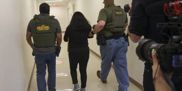 La detención de migrantes ha aumentado durante el segundo mandato del presidente Donald Trump.