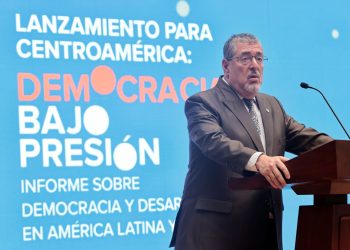 El presidente Bernardo Arévalo, durante el acto de entrega de informe Democracias bajo presión, por parte del PNUD.