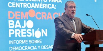 El presidente Bernardo Arévalo, durante el acto de entrega de informe Democracias bajo presión, por parte del PNUD.