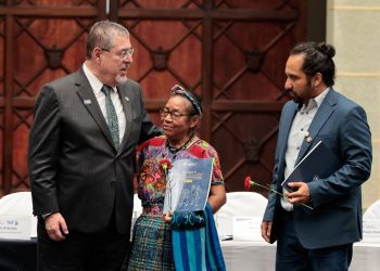 Durante e acto de presentación del Mecanismo de Búsqueda, el presidente Bernardo Arévalo saluda a la exdiputada y lidereza indígena Rosalina Tuyuc.