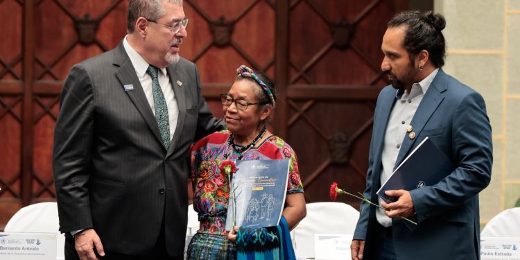 Durante e acto de presentación del Mecanismo de Búsqueda, el presidente Bernardo Arévalo saluda a la exdiputada y lidereza indígena Rosalina Tuyuc.