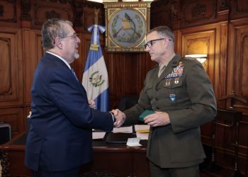 El presidente Bernardo Arévalo, durante el encuentro con el general Francis L. Donovan, jefe del Comando Sur de Estados Unidos.