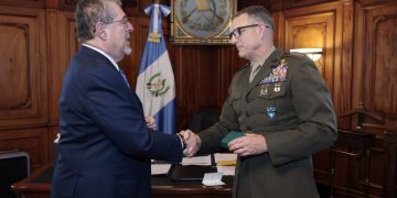 El presidente Bernardo Arévalo, durante el encuentro con el general Francis L. Donovan, jefe del Comando Sur de Estados Unidos.