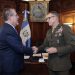 El presidente Bernardo Arévalo, durante el encuentro con el general Francis L. Donovan, jefe del Comando Sur de Estados Unidos.