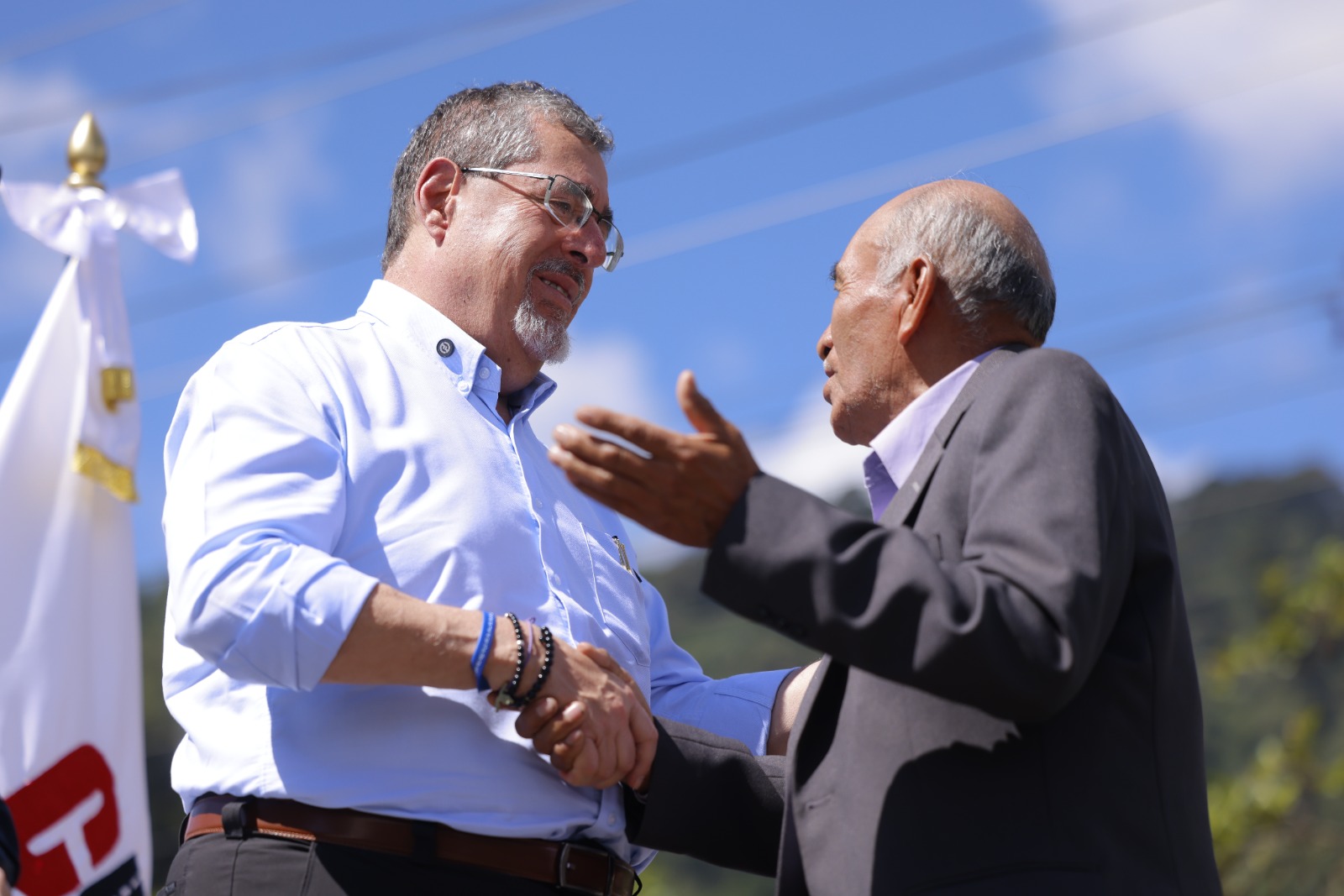 El presidente Bernardo Arévalo saluda a un líder comunitario de Calel, San Carlos Sija, Quetzaltenango.
