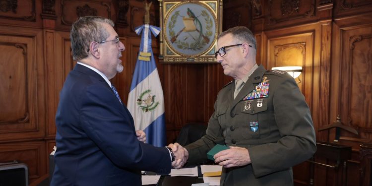 La visita del comandante del Comando Sur de EE. UU refuerza la cooperación en seguridad, lo que se tradoce en más beneficios para la población guatemalteca.