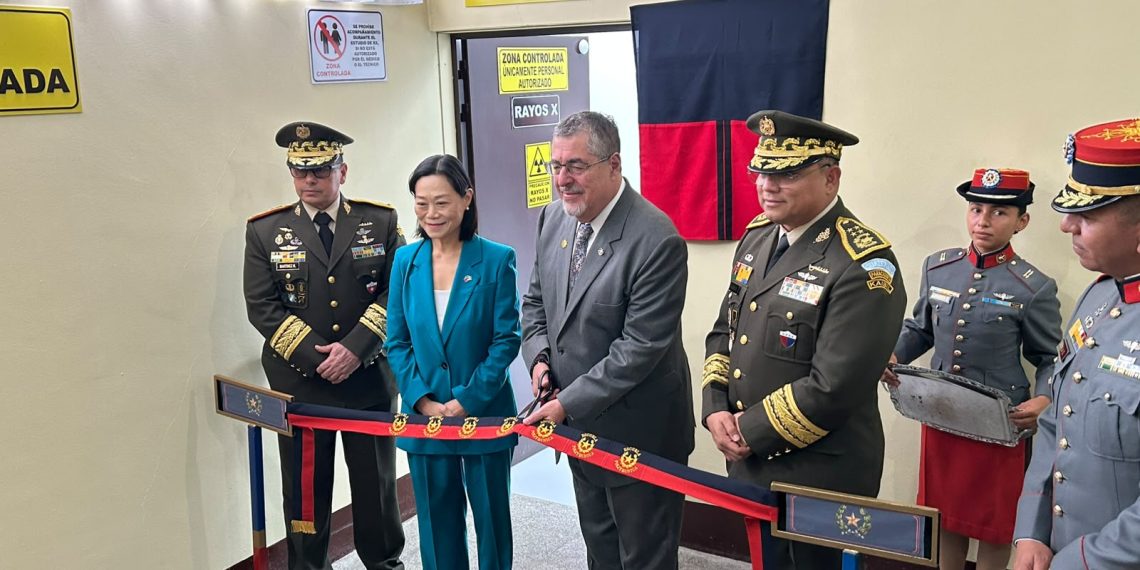 El presidente Bernardo Arévalo, junto a la embajadora de la República de China (Taiwán) y ministro de la Defensa, durante la inauguración de nueva sala de radiología de la Escuela Politécnica. /Foto: Gobierno de Guatemala