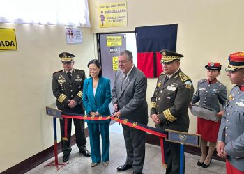El presidente Bernardo Arévalo, junto a la embajadora de la República de China (Taiwán) y ministro de la Defensa, durante la inauguración de nueva sala de radiología de la Escuela Politécnica. /Foto: Gobierno de Guatemala