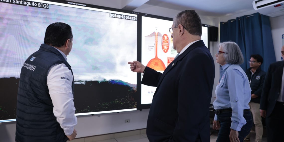 El presidente Bernardo Bernardo Arévalo, observa equipos de monitoreo, durante su recorrido por las instalaciones del Insivumeh.