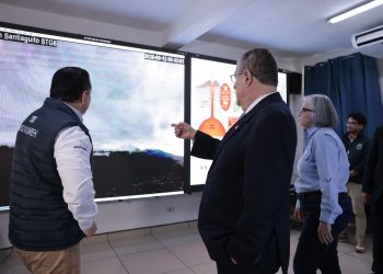 El presidente Bernardo Bernardo Arévalo, observa equipos de monitoreo, durante su recorrido por las instalaciones del Insivumeh.