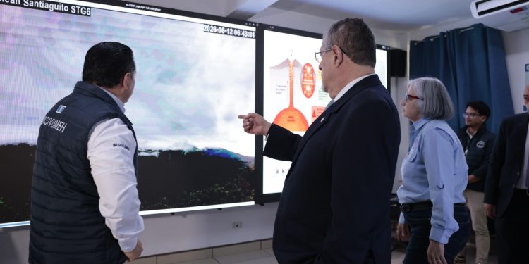 El presidente Bernardo Bernardo Arévalo, observa equipos de monitoreo, durante su recorrido por las instalaciones del Insivumeh.