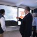 El presidente Bernardo Bernardo Arévalo, observa equipos de monitoreo, durante su recorrido por las instalaciones del Insivumeh.