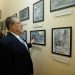 El presidente Bernardo Bernardo Arévalo, observa fotos en el museo del Insivumeh, durante su recorrido por las instalaciones de esa Institución.