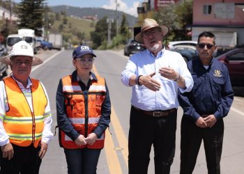 El presidente Bernardo Arévalo, junto a la ministra de Comunicaciones, Norma Zea, durante entrega de revitalización de tramo de la ruta CA-1 Occidente, en la Mesilla, Huehuetenango.