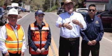 El presidente Bernardo Arévalo, junto a la ministra de Comunicaciones, Norma Zea, durante entrega de revitalización de tramo de la ruta CA-1 Occidente, en la Mesilla, Huehuetenango.