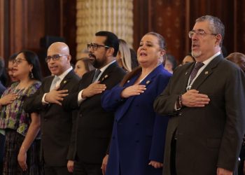 El presidente Bernardo Arévalo y la ministra de Educación, Amabella Giracca, durante acto de entrega de Orden Francisco Marroquín. /Foto: Alex Jacinto