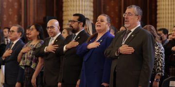 El presidente Bernardo Arévalo y la ministra de Educación, Amabella Giracca, durante acto de entrega de Orden Francisco Marroquín. /Foto: Alex Jacinto