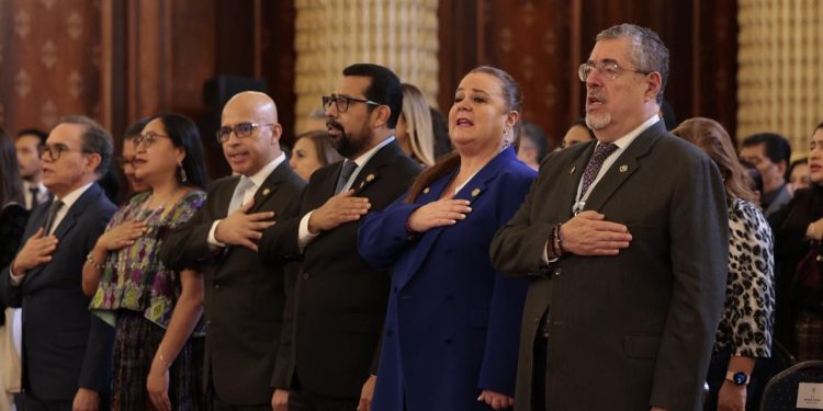 El presidente Bernardo Arévalo y la ministra de Educación, Amabella Giracca, durante acto de entrega de Orden Francisco Marroquín. /Foto: Alex Jacinto