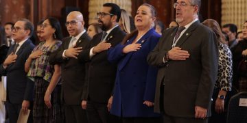 El presidente Bernardo Arévalo y la ministra de Educación, Amabella Giracca, durante acto de entrega de Orden Francisco Marroquín.