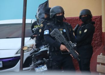 Agentes e investigadores de la PNC y la SGIC, soldados del Ejército, con el apoyo de helicópteros de la Unagob, llevan a cabo allanamientos en el barrio El Gallito, zona 3.