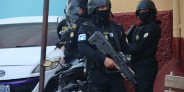 Agentes e investigadores de la PNC y la SGIC, soldados del Ejército, con el apoyo de helicópteros de la Unagob, llevan a cabo allanamientos en el barrio El Gallito, zona 3.